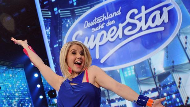 Eine strahlende Kandidatin vor dem „Deutschland sucht den Superstar“-Logo.