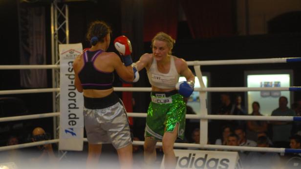 Zwei Boxerinnen stehen sich in einem Boxring gegenüber.