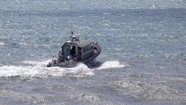 Ein Boot der franzöische Marine auf der Suche nach Wrackteilen.