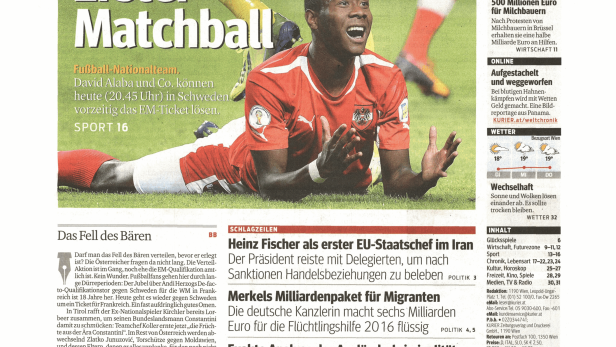 David Alaba liegt auf dem Rasen während eines Fußballspiels.