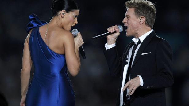Nelly Furtado and Bryan Adams perform during the o