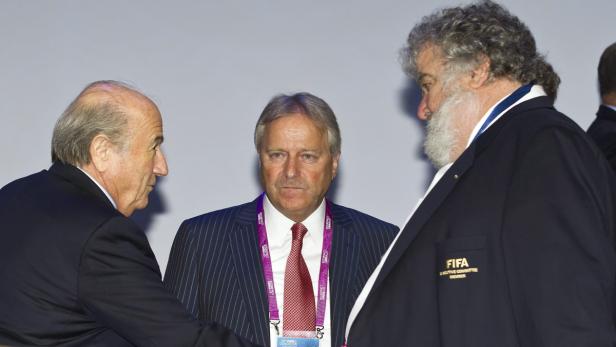 Zaungast: ÖFB-Boss Windtner beobachtete am FIFA-Kongress in Zürich am 1. Juni 2011 den Handshake zwischen Blatter (l.) und Blazer.