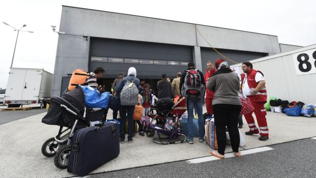 Im November müsswen die Asylwerber aus der Winterdiensthalle am Flughafen ausziehen