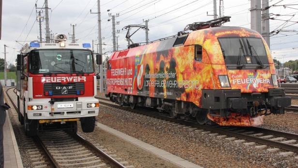 Taurus-Lok der ÖBB, r., namens &quot;Florian&quot; ist künftig als Botschafter für Niederösterreichs Feuerwehren unterwegs