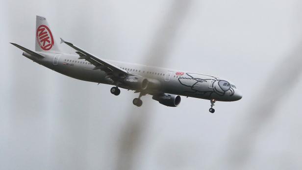 Ein Flugzeug der Fluggesellschaft Niki mit einer Cartoon-Zeichnung auf dem Rumpf im Landeanflug.
