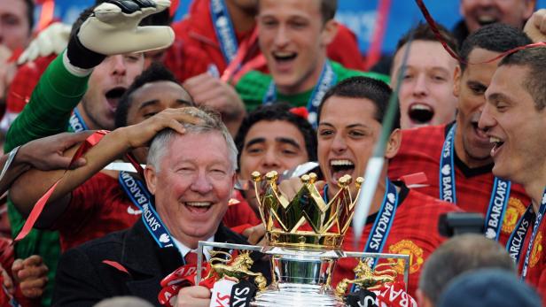 Sir Alex Ferguson feiert mit der Mannschaft den Gewinn der Premier League Trophäe.