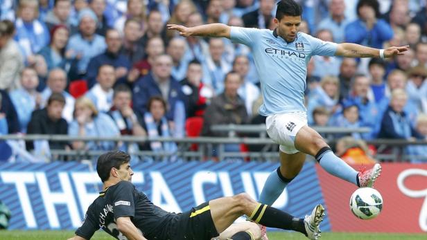 Manchester City&#039;s Sergio Aguero (R) is challenged by Wigan Athletic&#039;s Paul Scharner during their FA Cup final soccer match at Wembley Stadium in London May 11, 2013. REUTERS/Andrew Winning (BRITAIN - Tags: SPORT SOCCER)
