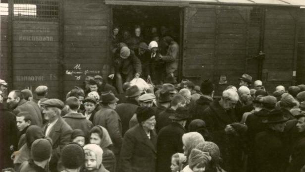 Dunkler Teil der ÖBB-Geschichte: Ein überfüllter Zug kommt in Auschwitz an