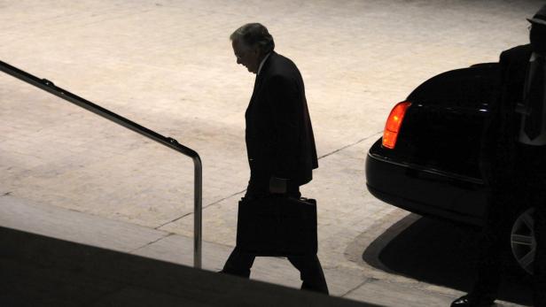 Bank of England Governor Mervyn King (C) arrives for a working dinner meeting with other members of the G-7, to coincide with the IMF and World Bank fall meetings, at the Canadian Embassy in Washington, October 8, 2010. REUTERS/Jonathan Ernst (UNITED STATES - Tags: BUSINESS POLITICS)