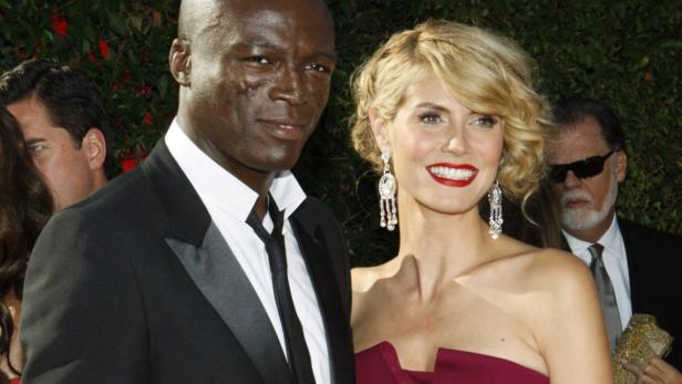 Heidi Klum und Seal posieren auf dem roten Teppich.