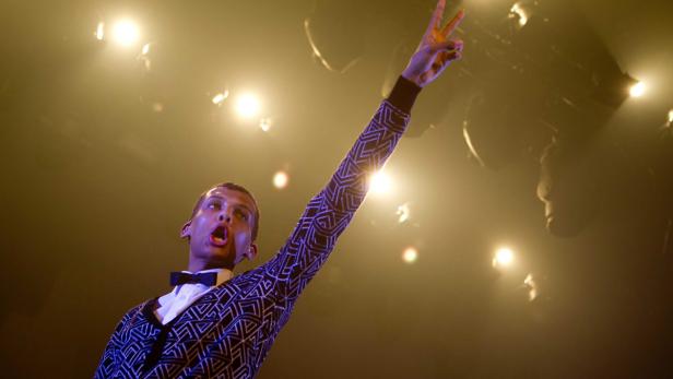 Stromae im Mascherl-Outfit – etliche Fans taten es ihm gleich