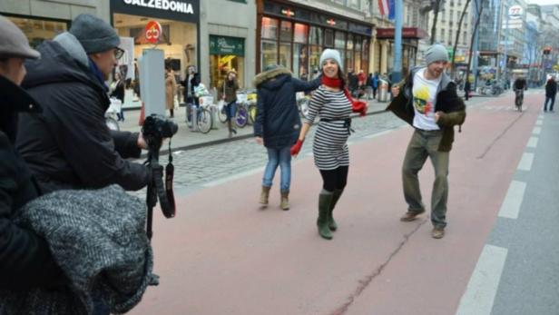 „Happy in Vienna“: Junge Sympathisanten tanzen auf der Mariahilfer Straße für die Beibehaltung der Fußgängerzone