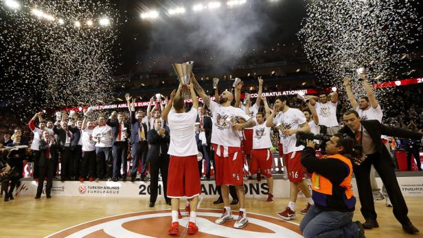 Basketballspieler feiern ihren Sieg mit Konfetti und dem Pokal der Turkish Airlines Euroleague.