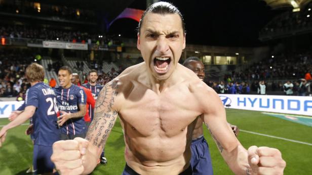 epa03698100 Zlatan Ibrahimovic of Paris Saint Germain celebrates PSG&#039;s victory against Olympique Lyon in the French Ligue 1 soccer match at the Stade Gerland in Lyon, France, 12 May 2013. PSG were crowned French champions after their victory over Lyon. EPA/GUILLAUME HORCAJUELO