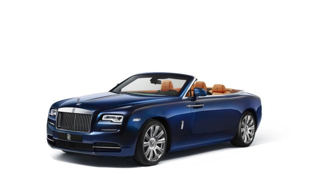 Ein blaues Rolls-Royce Dawn Cabriolet vor einem weißen Hintergrund.