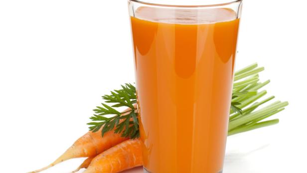 Karottensaft. Dass Karotten die Sehkraft stärken, ist ein Mythos. Das enthaltene Beta-Karotin, die Vorstufe von Vitamin A, hat aber eine antioxidative Wirkung und sorgt für eine frisch aussehende Haut. Der Saft enthält Eisen, Kalium und Vitamin C. Studien zeigen, dass das enthaltene Karotin auch das Krebsrisiko reduzieren kann.