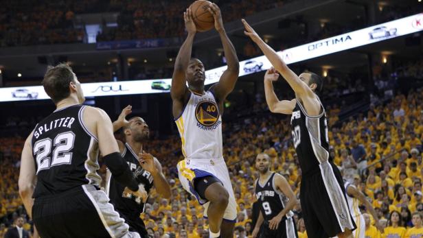 Golden State Warriors&#039; Harrison Barnes (C) drives to the basket against San Antonio Spurs&#039; Tiago Splitter (L), Gary Neal (2nd L), Tony Parker (2nd R) and Manu Ginobili (R) during Game 4 of their NBA Western Conference semi-final playoff basketball game in Oakland, California May 12, 2013. REUTERS/Robert Galbraith (UNITED STATES - Tags: SPORT BASKETBALL)