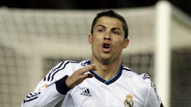 Real Madrid&#039;s Cristiano Ronaldo celebrates after scoring a penalty against Barcelona during their Spanish King&#039;s Cup semifinal second round soccer match at Camp Nou stadium in Barcelona February 26, 2013. REUTERS/Gustau Nacarino (SPAIN - Tags: SPORT SOCCER)