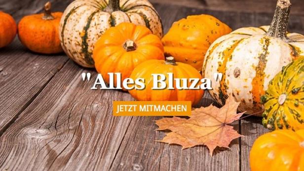 Verschiedene Kürbisse liegen auf einem Holztisch.