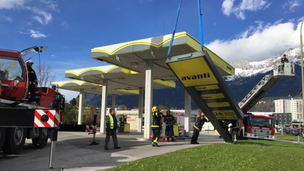 In Innsbruck hielt die Anzeigetafel einer Tankstelle dem Wind nicht stand. Sie musste von der Feuerwehr abgebaut werden.