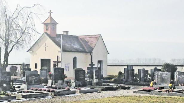 Am Friedhof Gemeinlebarn wurden Grabsteine umgestoßen, auf die Kapelle wurde ein Hakenkreuz gesprayed.