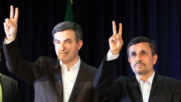 epa03696297 Iranian President Mahmoud Ahmadinejad (R) and presidential candidate Esfandiar Rahim Mashaie (L) flash the victory sign after Mashaie registered his candidacy at the Interior Ministry during the registration for Iran&#039;s upcoming presidential election on 14 June, in Tehran, Iran, 11 May 2013. EPA/ABEDIN TAHERKENAREH
