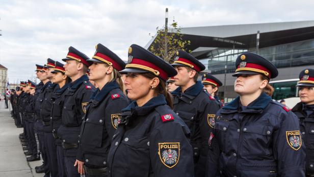 Seit Juli patrouillieren bereits 6000 Polizisten in WIen.Ab Anfang Oktober werden es um 400 mehr sein. Die Polizei will ihre Aufnahmeoffensive auch im Jahr 2016 fortsetzen