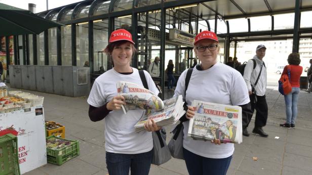 Promo-Girls beim Verteilemn des Kurier um 4 am ersten Tag