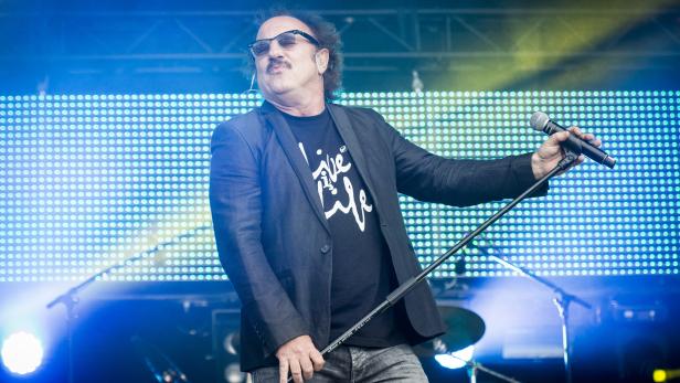 Alte Männer wie wir regieren die Welt&quot;, heißt es in einem Song der österreichischen Band Kreisky. Die Welt war es am Samstag zwar nicht, aber immerhin die Hauptbühne des Donauinselfests. Dort bestritten Herren im durchaus bereits fortgeschrittenen Alter das Aufwärmprogramm. Das Ö1-Zelt hatte indes am frühen Abend mit einem dreiviertelstündigen Stromausfall zu kämpfen. Bild: Opus-Sänger Herwig Rüdisser war am Samstag bereits zum siebten Mal auf der Insel zu Gast.