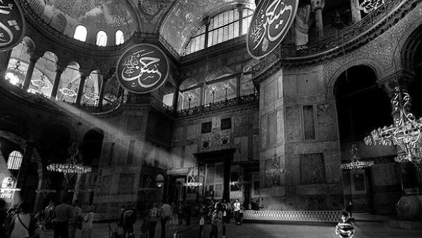 Blick in das Innere der Hagia Sophia mit Besuchern und arabischen Schriftzeichen.