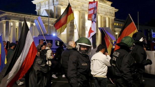 Fahnenschwenken auch vor dem Brandenburger Tor: In Berlin marschierte Montags die Bärgida, aber mit deutlich weniger Zulauf als in Dresden.