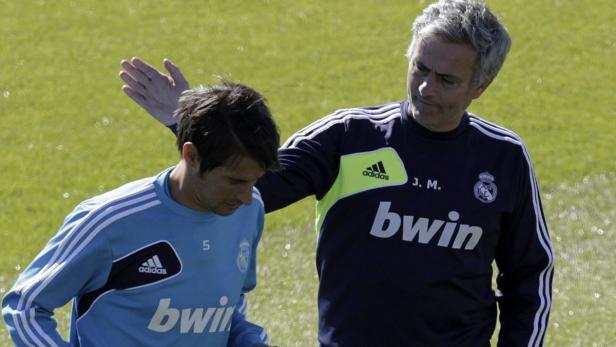 SPAIN SOCCER PRIMERA DIVISION epa03685859 Real Madrid's head coach Jose Mourinho (R) jokes with Fabio Coentrao (L) during the team's training session held at Valdebebas sports complex, in Madrid, Spain, 03 May 2013. EPA/Sergio Barrenechea