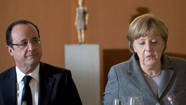 German Chancellor Angela Merkel (R) and French President Francois Hollande arrive for a dinner with representatives of the European Round Table of Industrialists at the Chancellery in Berlin March 18, 2013. REUTERS/Johannes Eisele/Pool (GERMANY - Tags: POLITICS)