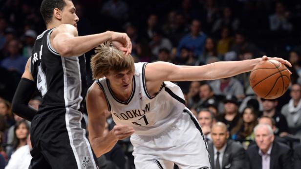 Ein Basketballspieler der Brooklyn Nets im Spiel mit einem Ball in der Hand.