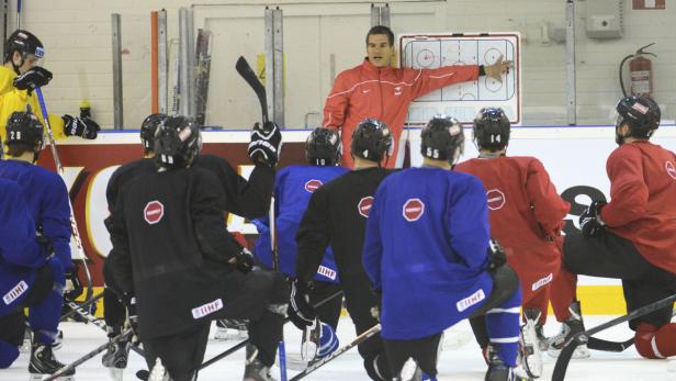 APA12616352 - 06052013 - HELSINKI - FINNLAND: IIHF EISHOCKEY-WELTMEISTERSCHAFT GRUPPE H - Coach Manny Viveiros (AUT) am Montag, 6. Mai 2013, während einer Trainingseinheit des österreichischen Eishockeyteams in der Hartwall-Arena in Helsinki. +++EDITORIAL USE ONLY+++ APA-FOTO: HELMUT FOHRINGER