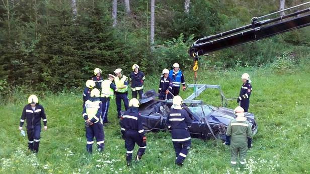 tödlicher Unfall Niederösterreich… Das Cabrio kam in einer Rechtskurve von der Straße ab.