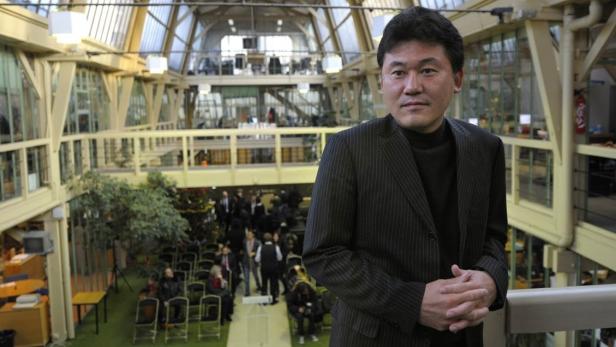 Hiroshi Mikitani, chairman and president of Japan&#039;s online retailer Rakuten Inc, poses before a news conference at PriceMinister headquarters in Paris, in this file picture taken December 21, 2010. Doubting politicians&#039; commitment to economic reform is a tough habit for Japan experts to kick, so the air of cautious optimism around the appointments of dynamic CEOs, including Mikitani, to advise on boosting industrial competitiveness comes as a bit of a surprise. To match Analysis JAPAN-ECONOMY/REFORM REUTERS/Philippe Wojazer/Files (FRANCE - Tags: BUSINESS SCIENCE TECHNOLOGY)