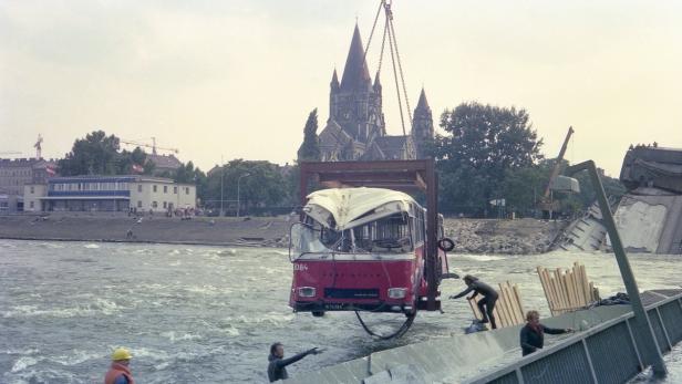 Vor 40 Jahren hat ein Unglück für Schreckensmomente in der Bundeshauptstadt gesorgt: Am 1. August 1976 brach die Wiener Reichsbrücke ein. In den frühen Morgenstunden stürzte das Bauwerk in die Donau und riss einen Pkw und einen Bus mit sich in die Tiefe. Der junge Autofahrer starb, der Buslenker konnte unverletzt geborgen werden.