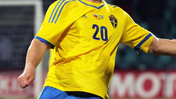 Ein schwedischer Fußballspieler im gelben Trikot mit der Nummer 20.