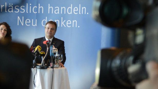 APA12730028-2 - 14052013 - INNSBRUCK IGLS - ÖSTERREICH: Tirols LH, ÖVP-Chef Günther Platter (r) und die künftige LHStv., Grüne-Chefin Ingrid Felipe am Dienstag, 14. Mai 2103, während der Präsentation des Arbeitsübereinkommens der neuen ÖVP-Grünen Landesregierung. APA-FOTO: THOMAS BÖHM/TT