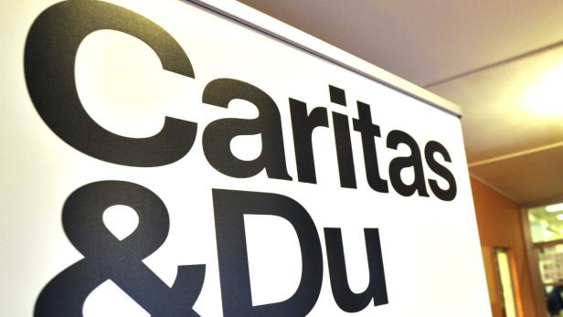 Das Logo von Caritas & Du auf einem Schild.