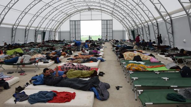 70 Flüchtlinge sind derzeit in der Nova Rock Halle untergebracht