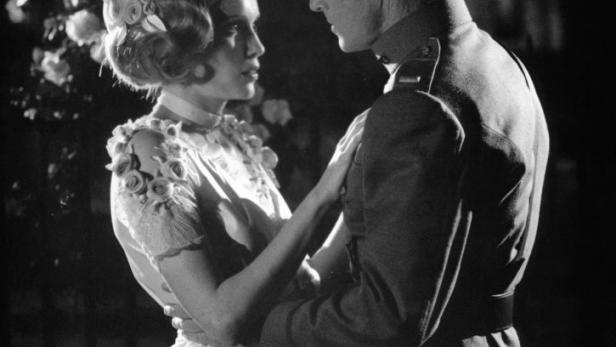 Der grosse Gatsby (The Great Gatsby, USA 1974, Regie: Jack Clayton) Mia Farrow, Robert Redford / Pärchen, Liebespaar, verliebtes Paar, Soldat, Uniform, Kleid mit Rosen, 1920er Zwanziger Jahre Mode, Verfilmung des gleichnamigen Romans von F. Scott Fitzgerald, Literaturverfilmung /------WICHTIG: Nutzung nur redaktionell mit Filmtitelnennung bzw. Berichterstattung über diesen Film. Buch- und Kalendernutzung nur nach Absprache. ------IMPORTANT: To be used solely for editorial coverage of this specific motion picture/TV programme.