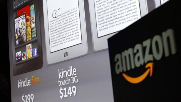 Kindle Fire und Kindle Touch 3G E-Reader von Amazon werden gezeigt.