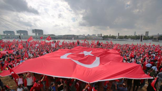 Anhänger des türkischen Staatspräsidenten in Köln.