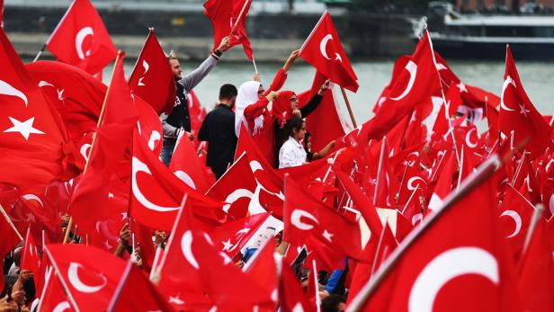 Anhänger des türkischen Staatspräsidenten Erdogan in Köln.