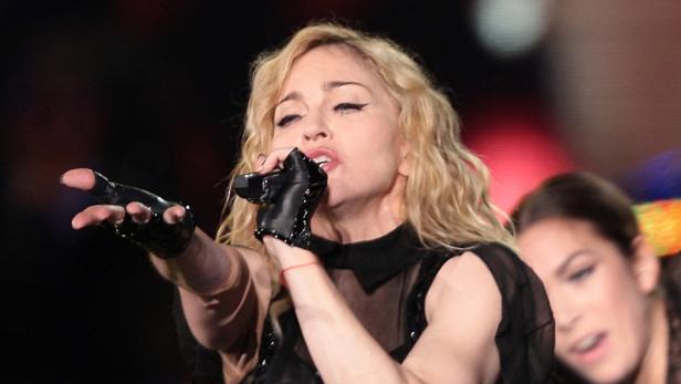 Madonna-Song-Leaker festgenommen Die spanische Polizei hat einen Mann festgenommen unter dem Verdacht, ein noch unveröffentlichtes Lied von Madonna im Internet verbreitet zu haben. Wie die Ermittler am Mittwoch der staatlichen Nachrichtenagentur EFE mitteilten, wurde der 31-Jährige im Rahmen der Fahndungsaktion "Madonnaleaks" in der Stadt Saragossa dingfest gemacht. Er soll die Single mit dem angeblichen Titel "Gimme All Your Luvin", die Anfang 2012 erscheinen soll, ins Internet gestellt haben. Nach Angaben einer Polizeisprecherin war Mitarbeitern der amerikanischen Popsängerin aufgefallen, dass neue Madonna-Stücke im Internet kursierten, die bisher weder Musikkritik noch Publikum vorgestellt worden waren. Ein britisches Anwaltbüro habe herausgefunden, dass ein Bewohner der nordostspanischen Stadt vermutlich in die Sache verwickelt sei. Der Verdächtige sei später unter Auflagen wieder auf freien Fuß gesetzt worden, hieß es. Er habe mit der Verbreitung des Lieds keine finanziellen Zwecke verfolgt.