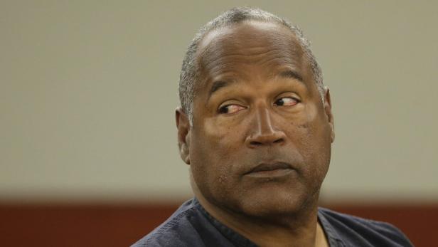 Ein Porträt von O.J. Simpson, der zur Seite blickt.