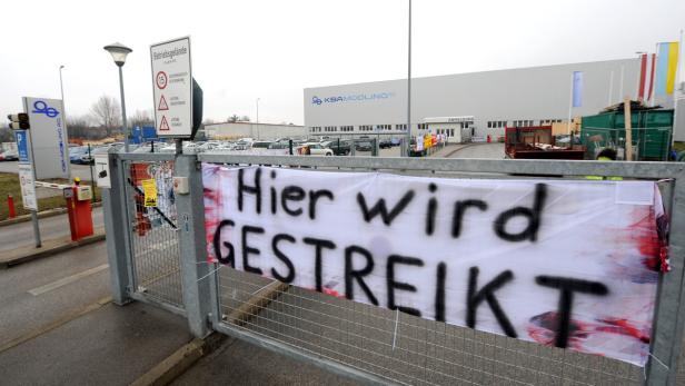 Streik beim Druckmaschinenhersteller KBA-Mödling in Maria Enzersdorf. Dass wieder mehr gestreikt wird, ist für den ÖGB ein Signal, dass das Klima auch in Österreich rauer werde.