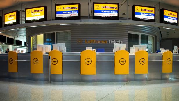 Ein Lufthansa-Ticketschalter in einem Flughafen.